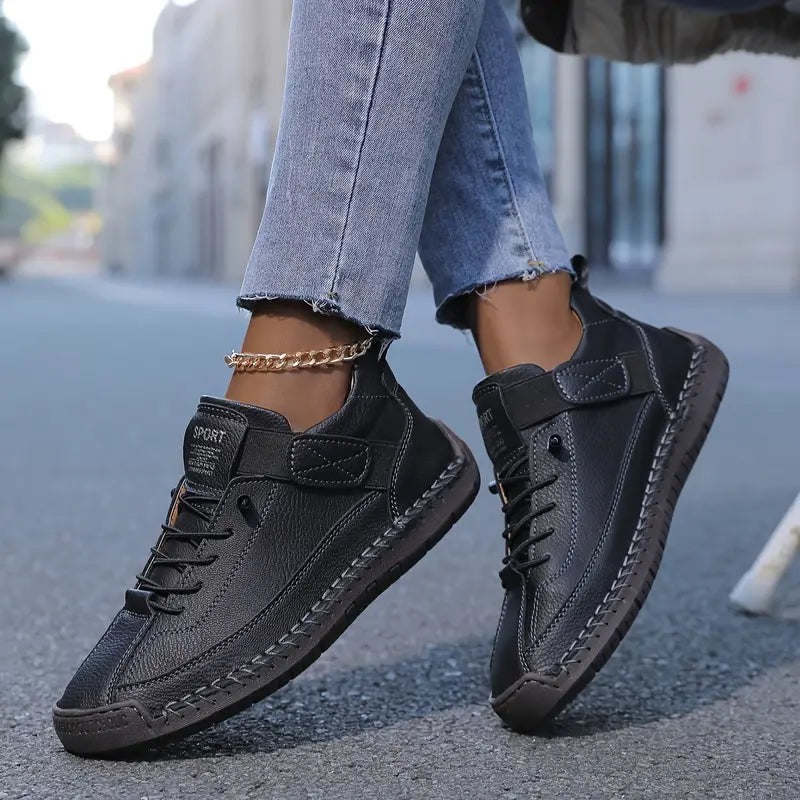 Black women's lightweight breathable sneaker